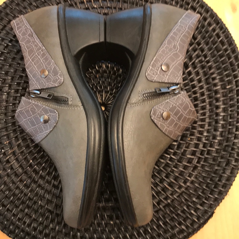 NEW EASY STREET Sz9M ANKLE BOOTIE